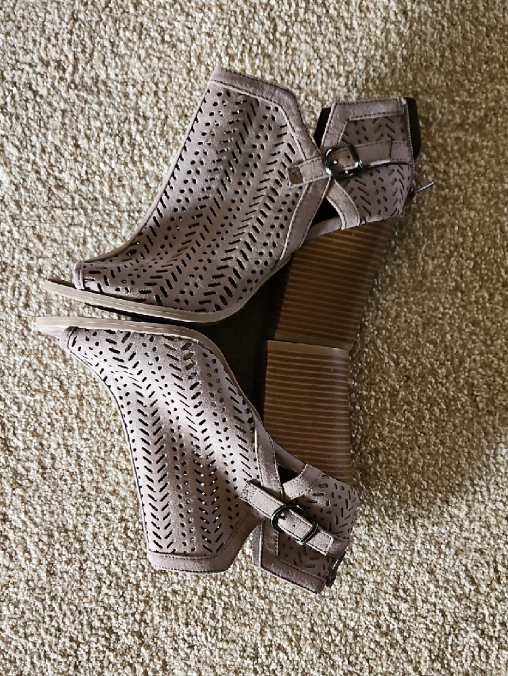 Cupid Size 8.5 Taupe Perforated Peep-Toe Block Heel Sandals - Picture 3 of 12